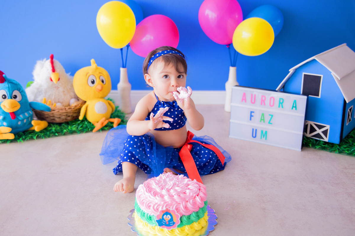 acompanhamento mensal de bebe caxias do sul figurino cenario tematico  personagem foto infantil serra gaucha fotografia familia mundo azul rosa ensaio fotografico crianca newborn baby menino menina smash the cake fruit esmague o bolo galinha pintadinha