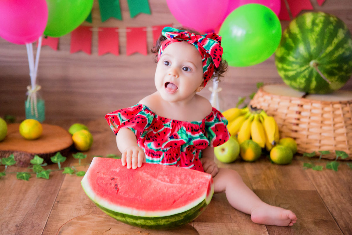 acompanhamento mensal de bebe caxias do sul figurino cenario tematico  personagem foto infantil serra gaucha fotografia familia mundo azul rosa ensaio fotografico crianca newborn baby menino menina smash the cake fruit esmague o bolo
