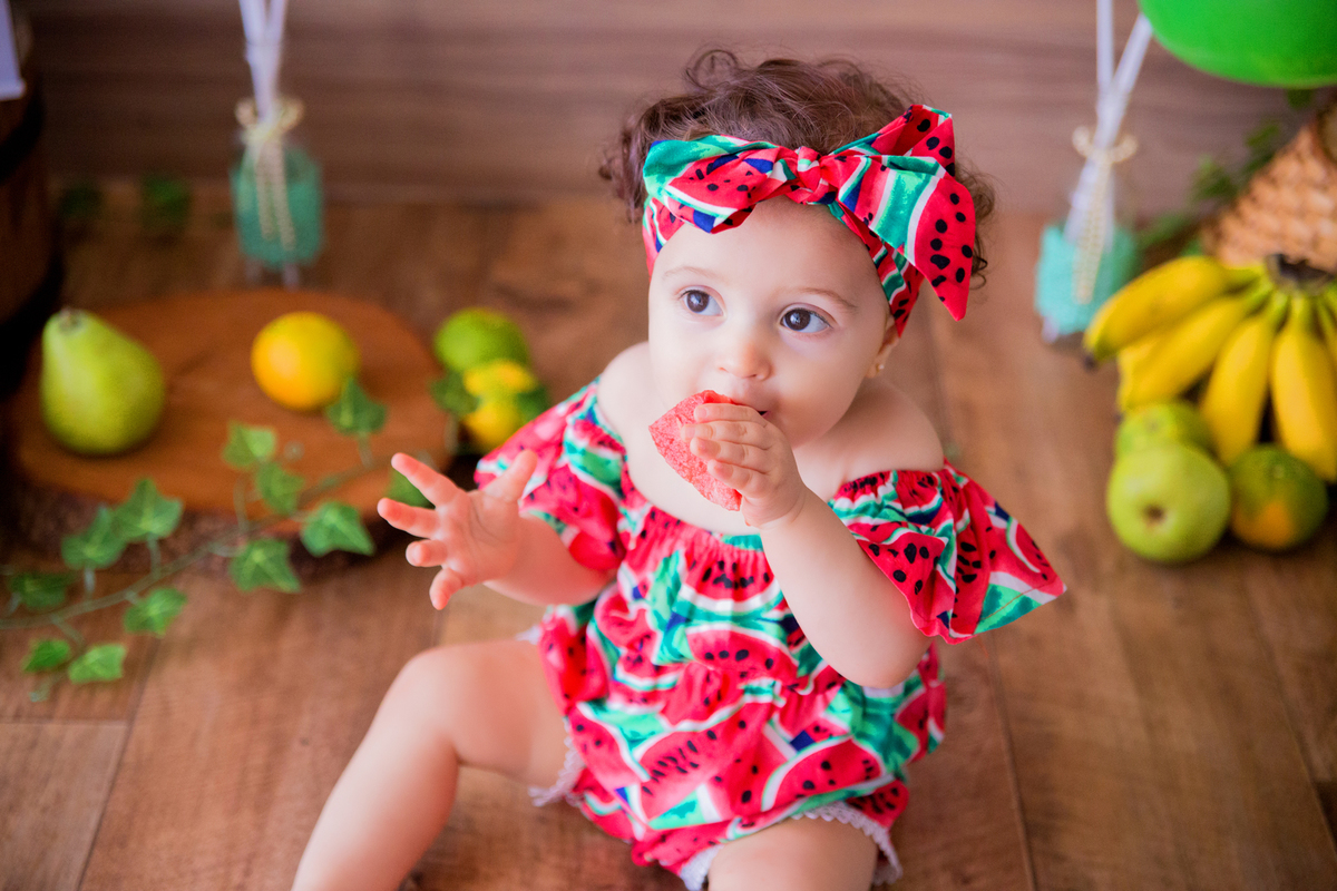 acompanhamento mensal de bebe caxias do sul figurino cenario tematico  personagem foto infantil serra gaucha fotografia familia mundo azul rosa ensaio fotografico crianca newborn baby menino menina smash the cake fruit esmague o bolo