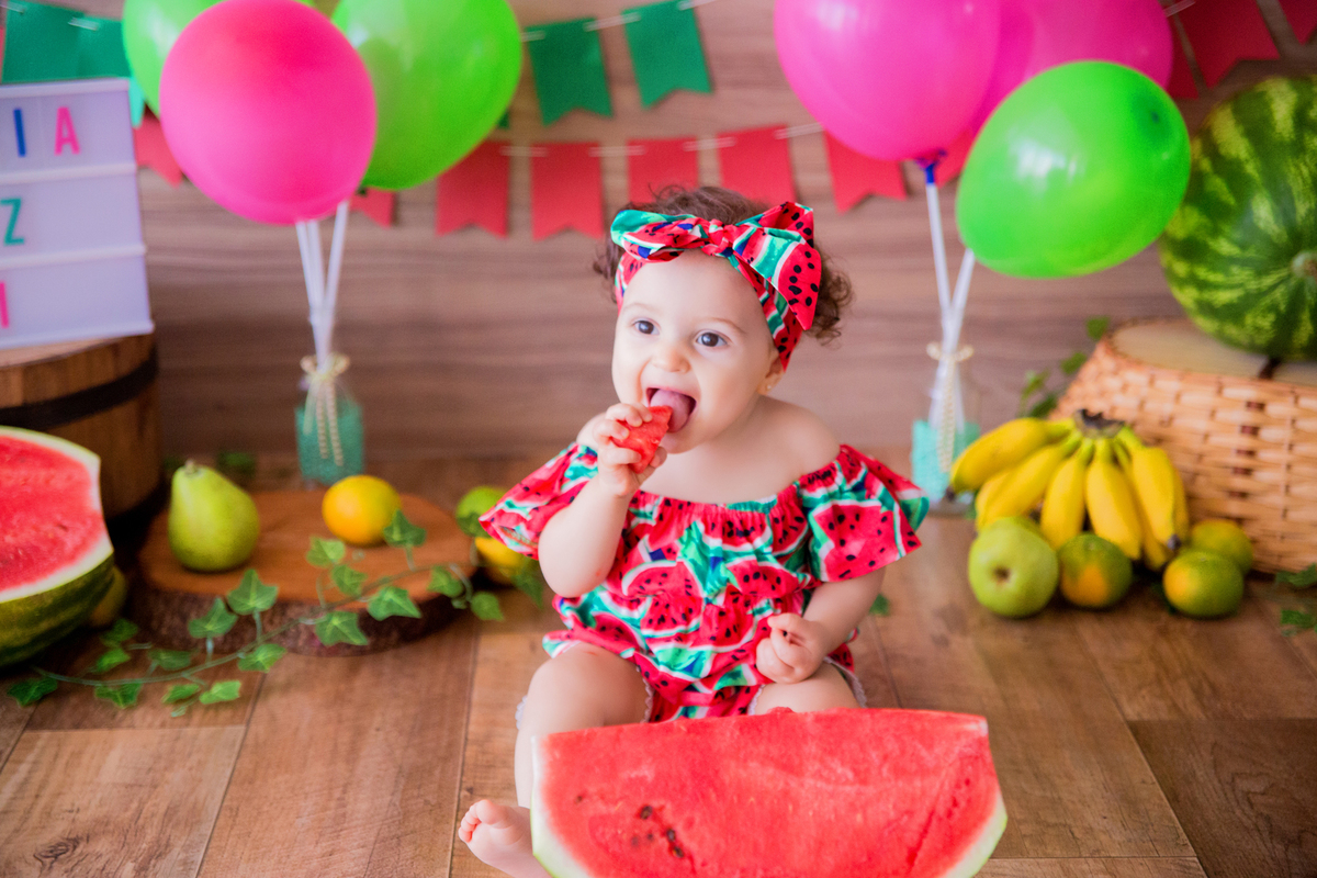 acompanhamento mensal de bebe caxias do sul figurino cenario tematico  personagem foto infantil serra gaucha fotografia familia mundo azul rosa ensaio fotografico crianca newborn baby menino menina smash the cake fruit esmague o bolo