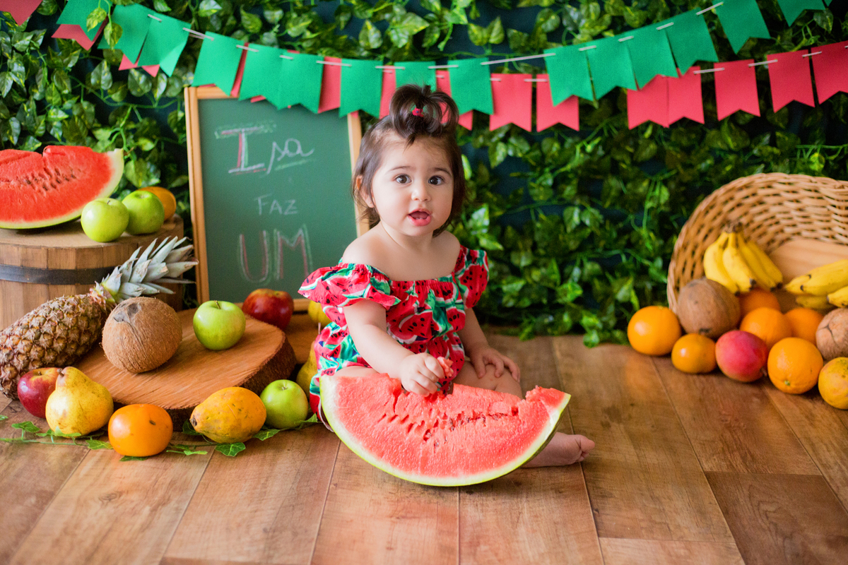 acompanhamento mensal de bebe caxias do sul figurino cenario tematico  personagem foto infantil serra gaucha fotografia familia mundo azul rosa ensaio fotografico crianca newborn baby menino menina smash the cake fruit esmague o bolo
