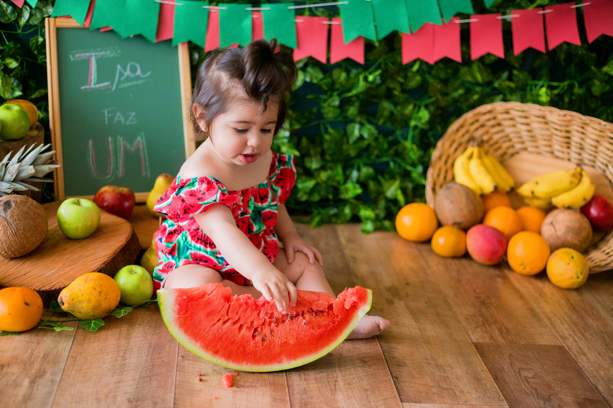acompanhamento mensal de bebe caxias do sul figurino cenario tematico  personagem foto infantil serra gaucha fotografia familia mundo azul rosa ensaio fotografico crianca newborn baby menino menina smash the cake fruit esmague o bolo