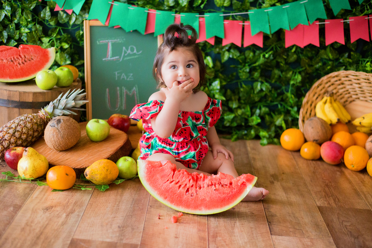 acompanhamento mensal de bebe caxias do sul figurino cenario tematico  personagem foto infantil serra gaucha fotografia familia mundo azul rosa ensaio fotografico crianca newborn baby menino menina smash the cake fruit esmague o bolo