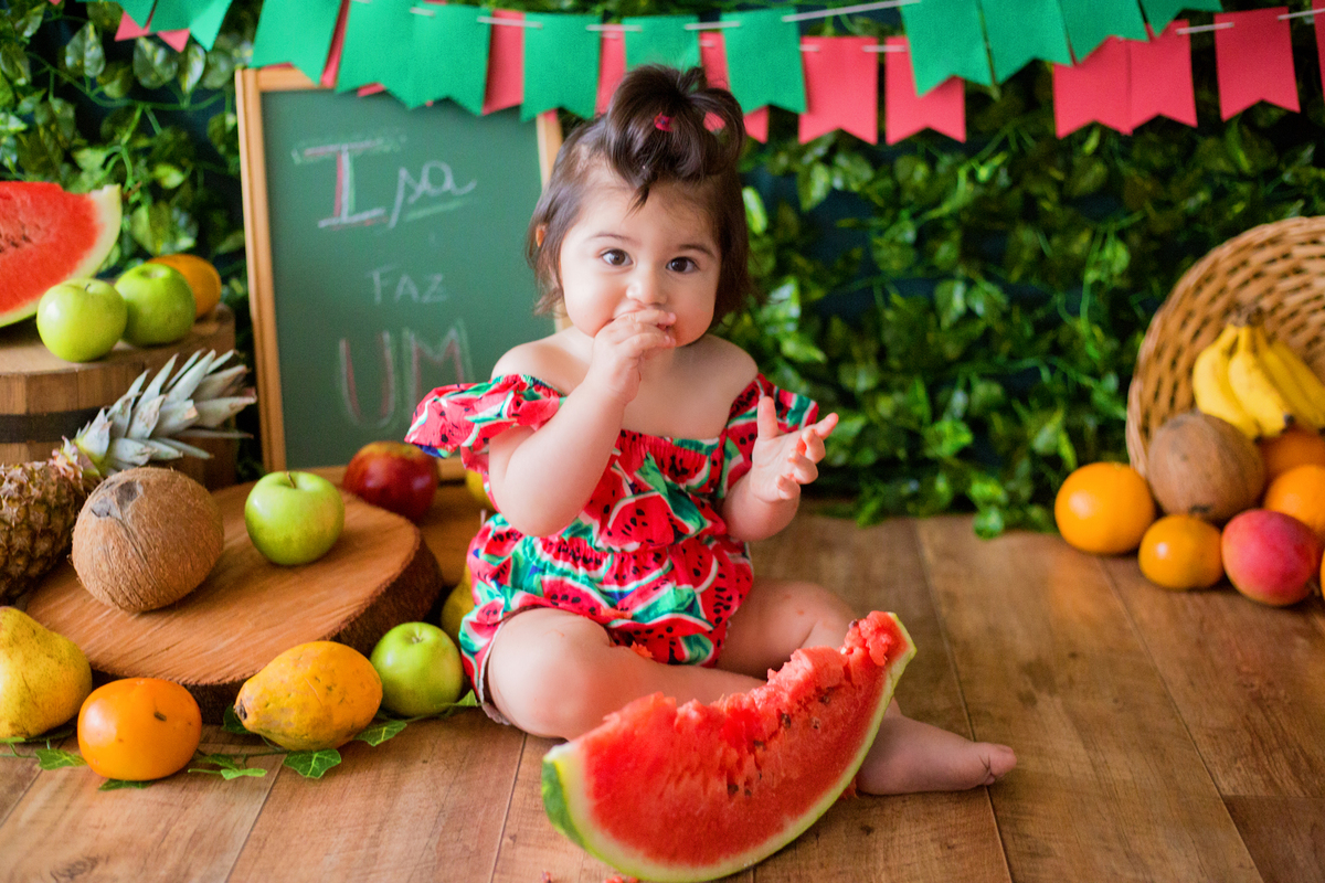 acompanhamento mensal de bebe caxias do sul figurino cenario tematico  personagem foto infantil serra gaucha fotografia familia mundo azul rosa ensaio fotografico crianca newborn baby menino menina smash the cake fruit esmague o bolo