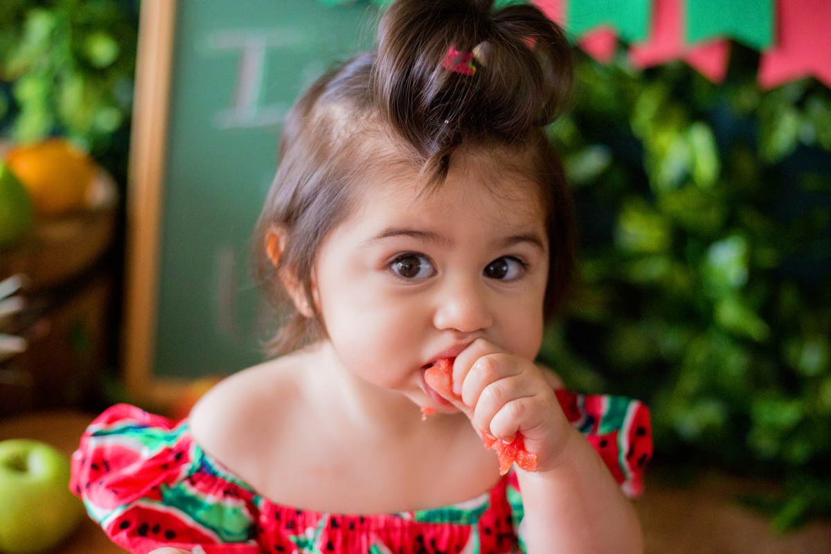acompanhamento mensal de bebe caxias do sul figurino cenario tematico  personagem foto infantil serra gaucha fotografia familia mundo azul rosa ensaio fotografico crianca newborn baby menino menina smash the cake fruit esmague o bolo