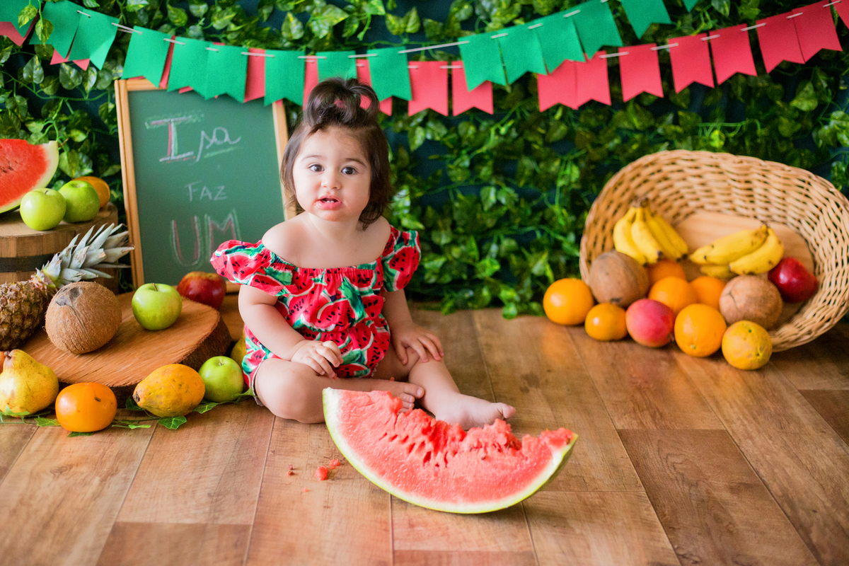 acompanhamento mensal de bebe caxias do sul figurino cenario tematico  personagem foto infantil serra gaucha fotografia familia mundo azul rosa ensaio fotografico crianca newborn baby menino menina smash the cake fruit esmague o bolo