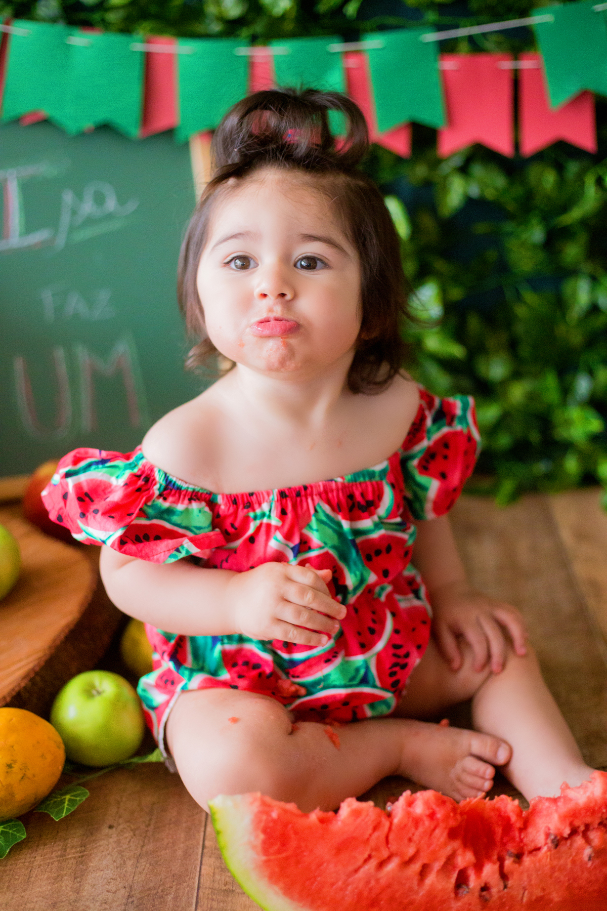 acompanhamento mensal de bebe caxias do sul figurino cenario tematico  personagem foto infantil serra gaucha fotografia familia mundo azul rosa ensaio fotografico crianca newborn baby menino menina smash the cake fruit esmague o bolo