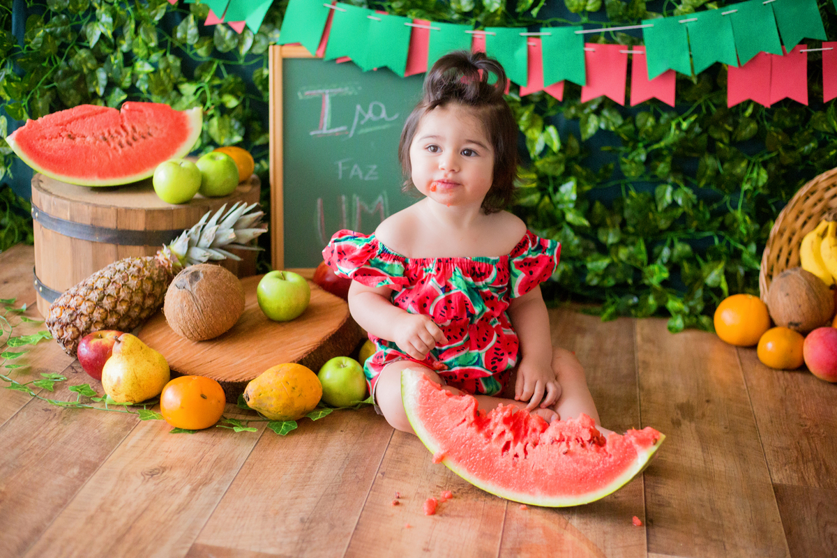acompanhamento mensal de bebe caxias do sul figurino cenario tematico  personagem foto infantil serra gaucha fotografia familia mundo azul rosa ensaio fotografico crianca newborn baby menino menina smash the cake fruit esmague o bolo