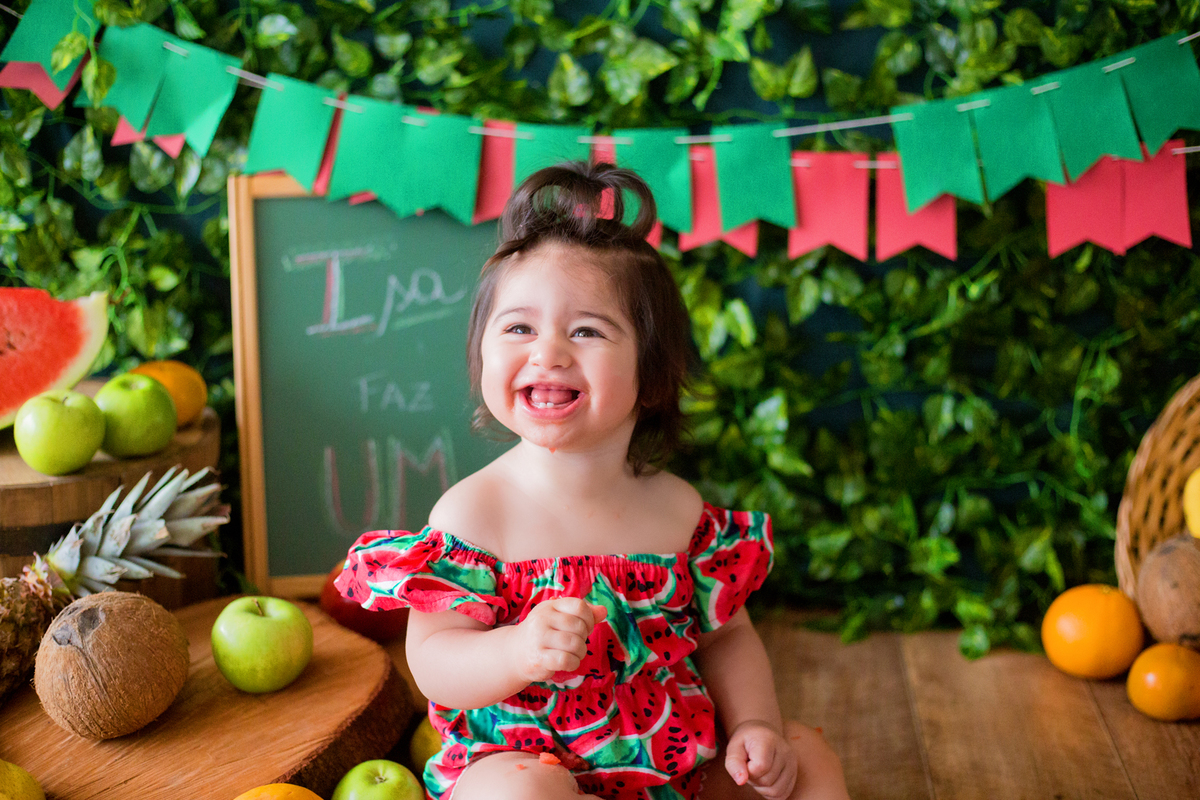 acompanhamento mensal de bebe caxias do sul figurino cenario tematico  personagem foto infantil serra gaucha fotografia familia mundo azul rosa ensaio fotografico crianca newborn baby menino menina smash the cake fruit esmague o bolo