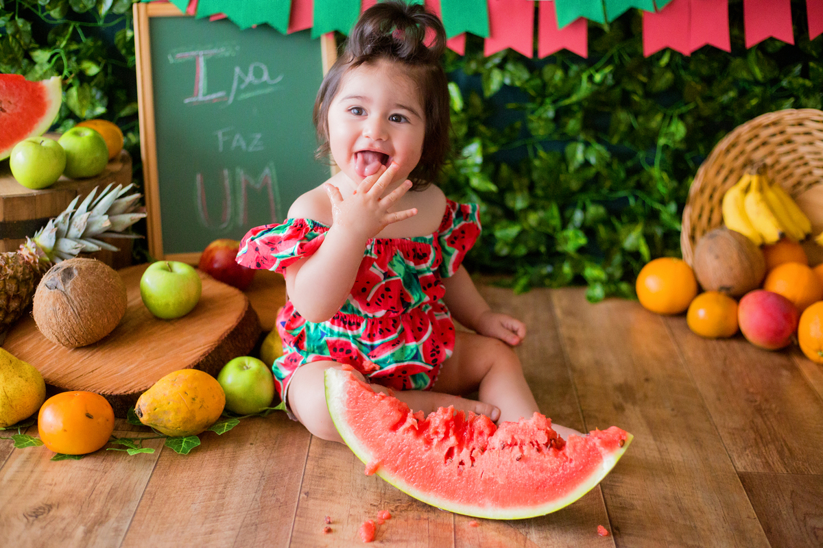 acompanhamento mensal de bebe caxias do sul figurino cenario tematico  personagem foto infantil serra gaucha fotografia familia mundo azul rosa ensaio fotografico crianca newborn baby menino menina smash the cake fruit esmague o bolo