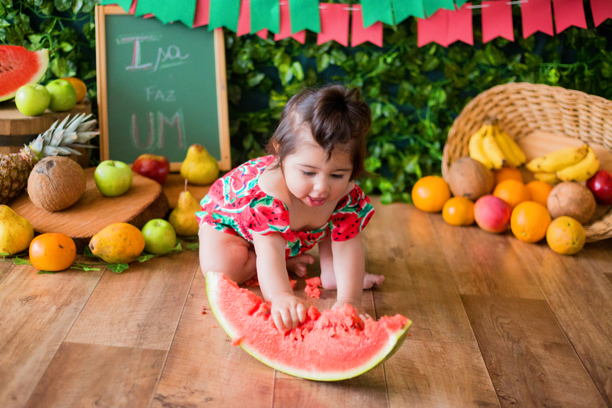 acompanhamento mensal de bebe caxias do sul figurino cenario tematico  personagem foto infantil serra gaucha fotografia familia mundo azul rosa ensaio fotografico crianca newborn baby menino menina smash the cake fruit esmague o bolo