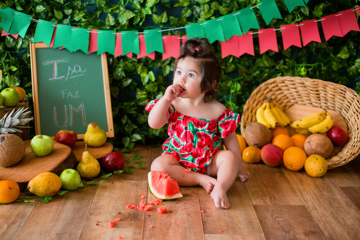 acompanhamento mensal de bebe caxias do sul figurino cenario tematico  personagem foto infantil serra gaucha fotografia familia mundo azul rosa ensaio fotografico crianca newborn baby menino menina smash the cake fruit esmague o bolo
