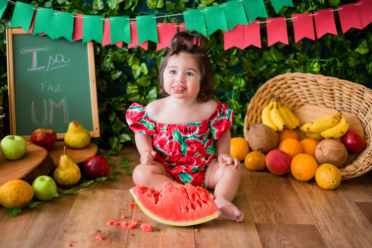 acompanhamento mensal de bebe caxias do sul figurino cenario tematico  personagem foto infantil serra gaucha fotografia familia mundo azul rosa ensaio fotografico crianca newborn baby menino menina smash the cake fruit esmague o bolo