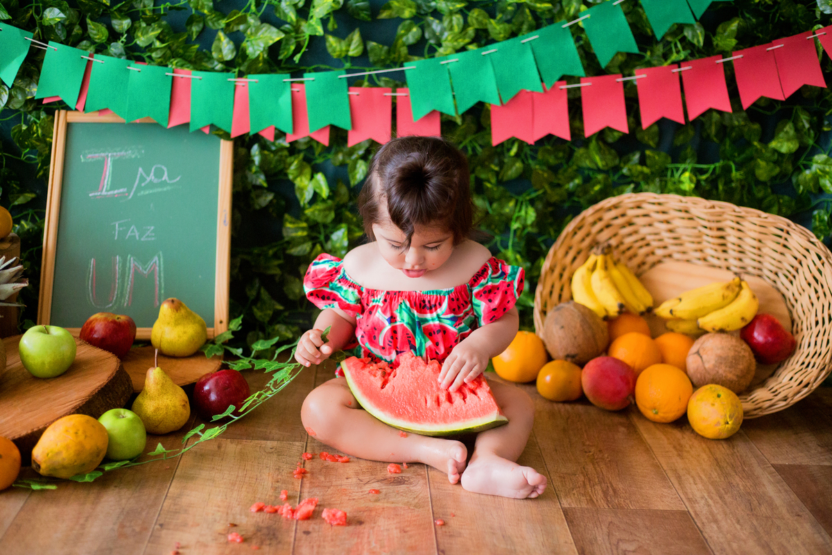 acompanhamento mensal de bebe caxias do sul figurino cenario tematico  personagem foto infantil serra gaucha fotografia familia mundo azul rosa ensaio fotografico crianca newborn baby menino menina smash the cake fruit esmague o bolo