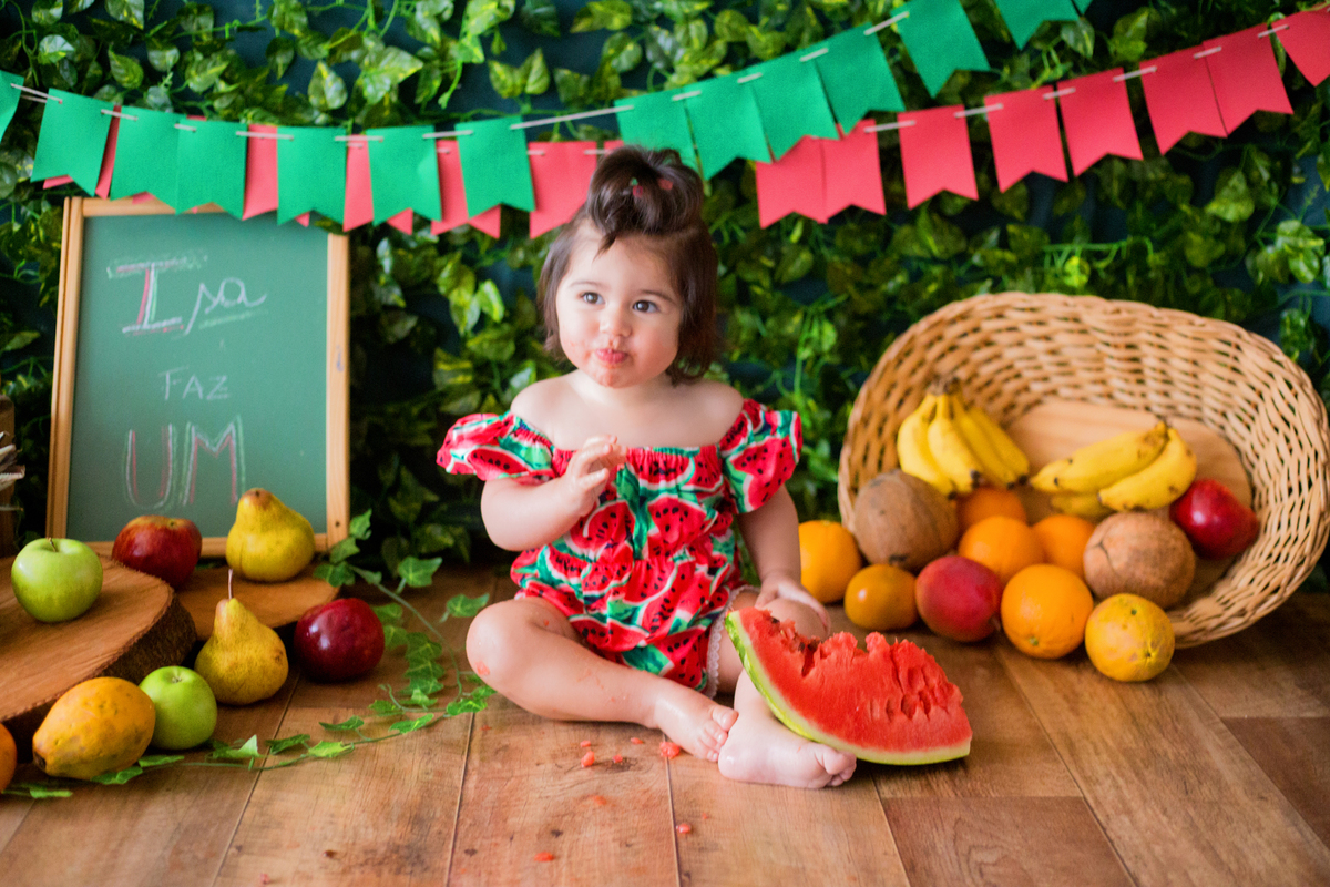 acompanhamento mensal de bebe caxias do sul figurino cenario tematico  personagem foto infantil serra gaucha fotografia familia mundo azul rosa ensaio fotografico crianca newborn baby menino menina smash the cake fruit esmague o bolo