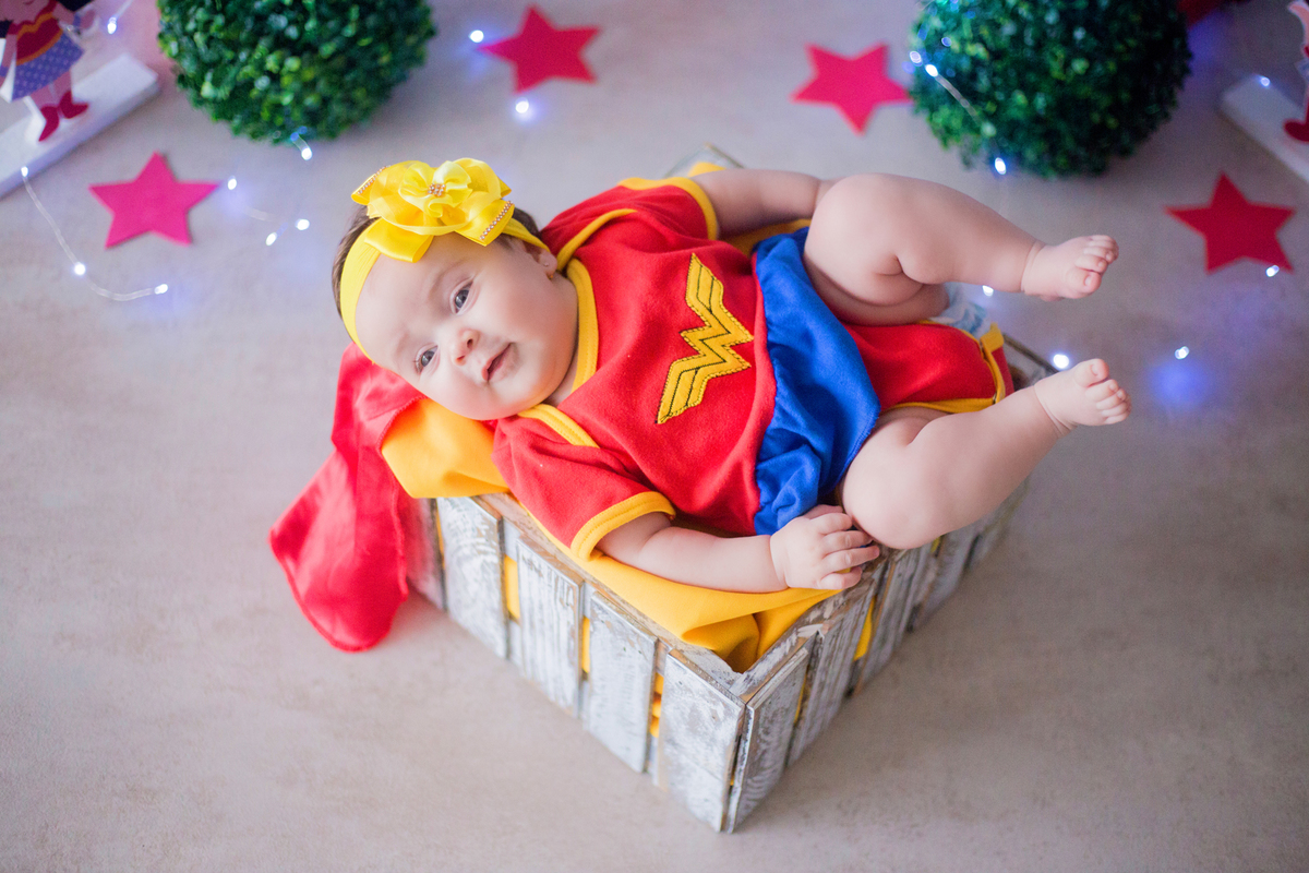 acompanhamento mensal de bebe caxias do sul figurino cenario tematico  personagem foto infantil serra gaucha fotografia familia mundo azul rosa ensaio fotografico crianca newborn baby menino menina smash the cake esmague o bolo wonder woman mulher maravil