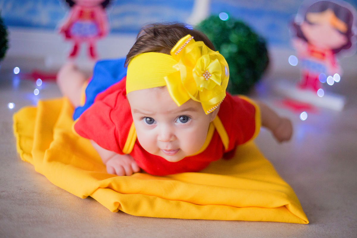 acompanhamento mensal de bebe caxias do sul figurino cenario tematico  personagem foto infantil serra gaucha fotografia familia mundo azul rosa ensaio fotografico crianca newborn baby menino menina smash the cake esmague o bolo wonder woman mulher maravil