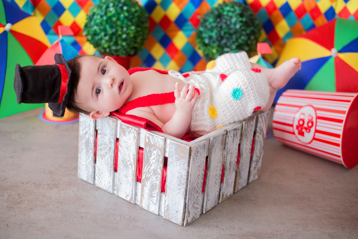 acompanhamento mensal de bebe caxias do sul figurino cenario tematico  personagem foto infantil serra gaucha fotografia familia mundo azul rosa ensaio fotografico crianca newborn baby menino menina smash the cake esmague o bolo circo palhaço