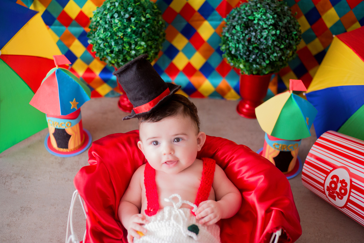 acompanhamento mensal de bebe caxias do sul figurino cenario tematico  personagem foto infantil serra gaucha fotografia familia mundo azul rosa ensaio fotografico crianca newborn baby menino menina smash the cake esmague o bolo circo palhaço