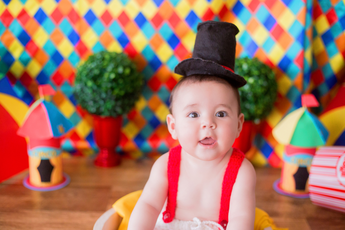 acompanhamento mensal de bebe caxias do sul figurino cenario tematico  personagem foto infantil serra gaucha fotografia familia mundo azul rosa ensaio fotografico crianca newborn baby menino menina smash the cake esmague o bolo circo palhaço
