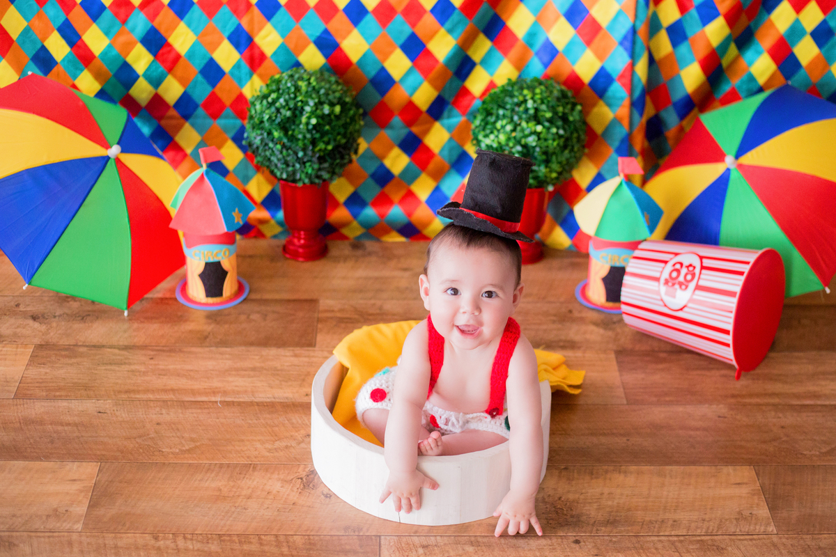 acompanhamento mensal de bebe caxias do sul figurino cenario tematico  personagem foto infantil serra gaucha fotografia familia mundo azul rosa ensaio fotografico crianca newborn baby menino menina smash the cake esmague o bolo circo palhaço