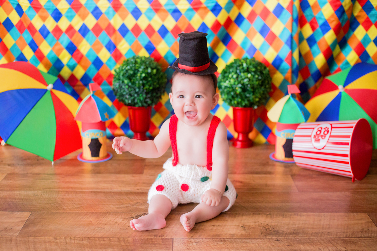 acompanhamento mensal de bebe caxias do sul figurino cenario tematico  personagem foto infantil serra gaucha fotografia familia mundo azul rosa ensaio fotografico crianca newborn baby menino menina smash the cake esmague o bolo circo palhaço