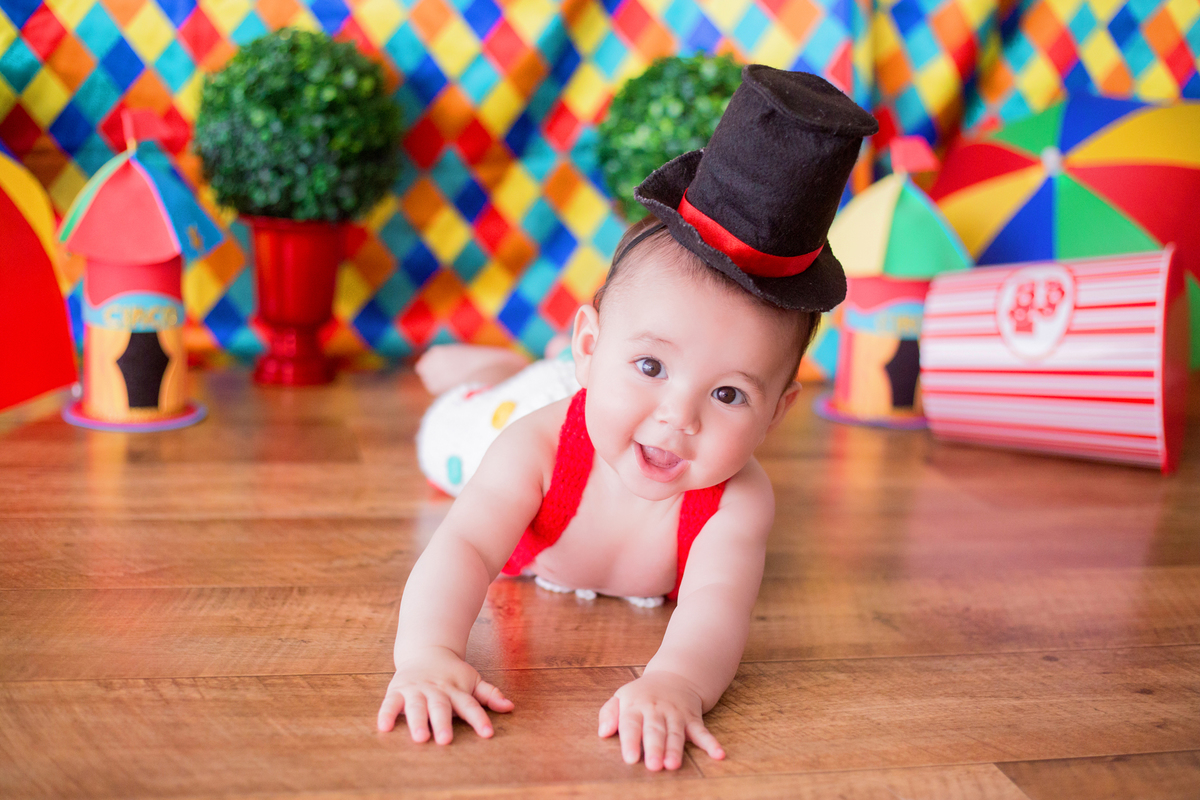 acompanhamento mensal de bebe caxias do sul figurino cenario tematico  personagem foto infantil serra gaucha fotografia familia mundo azul rosa ensaio fotografico crianca newborn baby menino menina smash the cake esmague o bolo circo palhaço