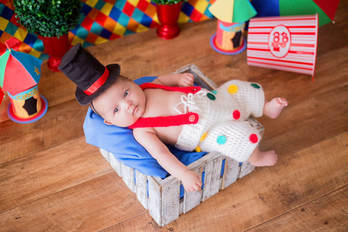 acompanhamento mensal de bebe caxias do sul figurino cenario tematico  personagem foto infantil serra gaucha fotografia familia mundo azul rosa ensaio fotografico crianca newborn baby menino menina smash the cake esmague o bolo circo palhaço