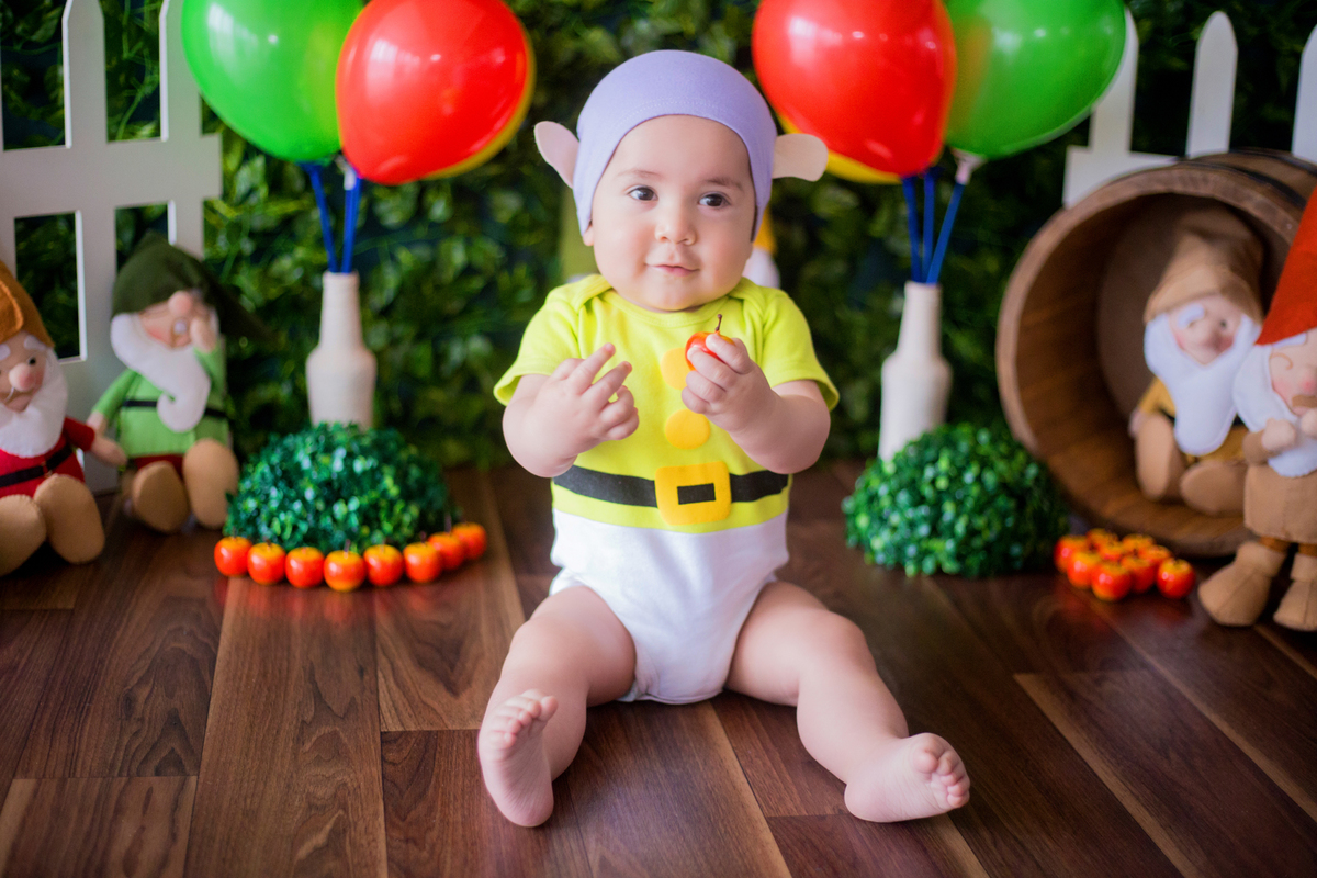 acompanhamento mensal de bebe caxias do sul figurino cenario tematico  personagem foto infantil serra gaucha fotografia familia mundo azul rosa ensaio fotografico crianca newborn baby menino menina smash the cake esmague o bolo sete anoes branca de neve
