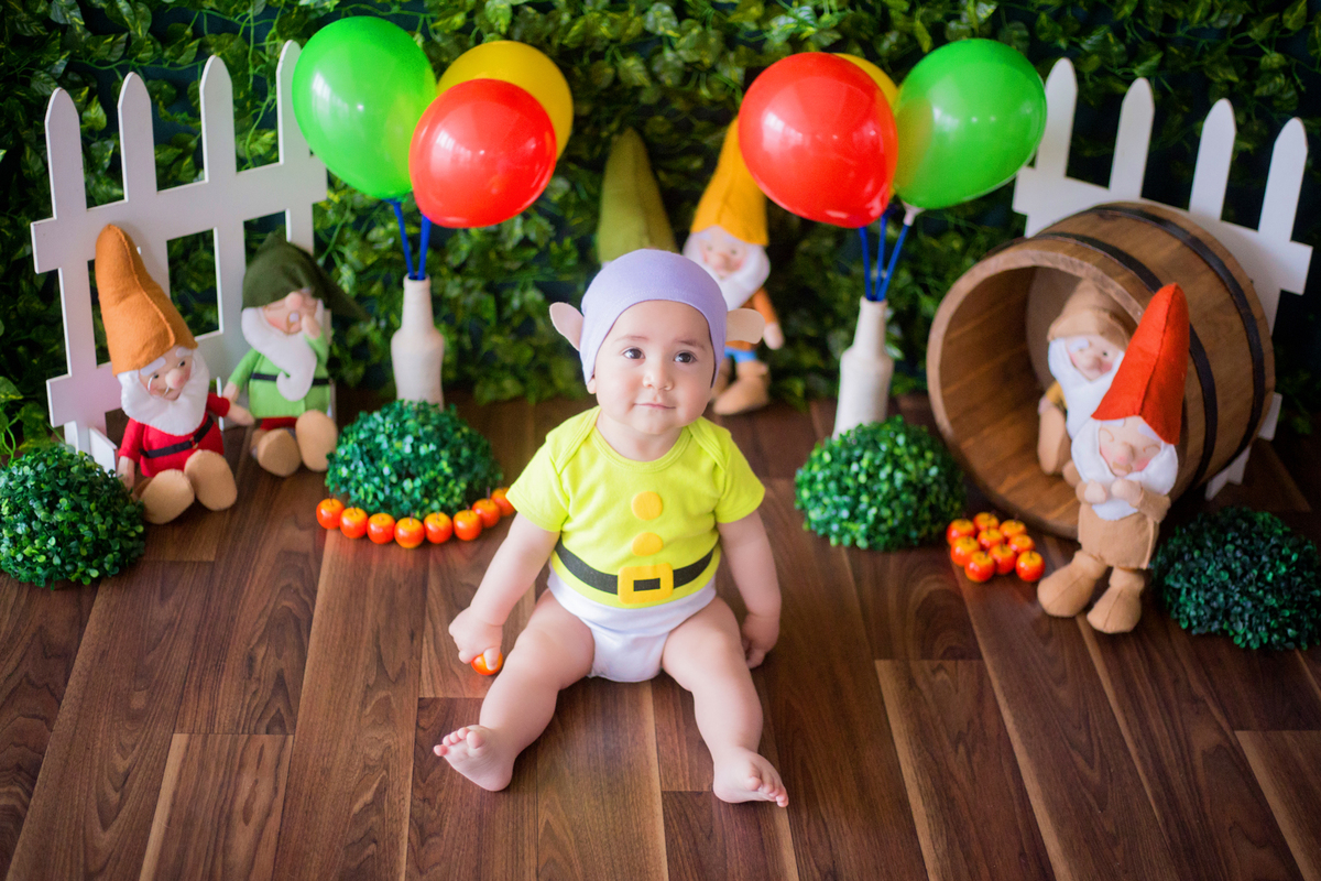 acompanhamento mensal de bebe caxias do sul figurino cenario tematico  personagem foto infantil serra gaucha fotografia familia mundo azul rosa ensaio fotografico crianca newborn baby menino menina smash the cake esmague o bolo sete anoes branca de neve
