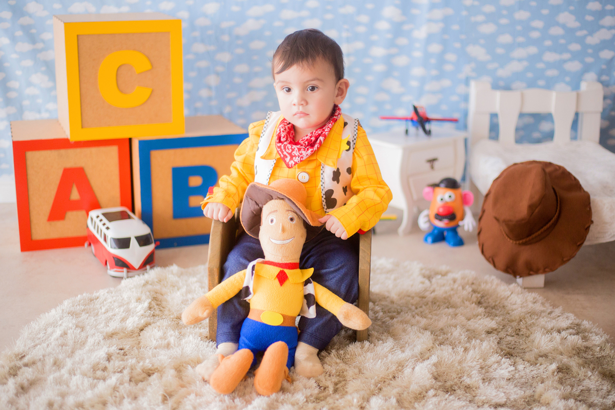 acompanhamento mensal de bebe caxias do sul figurino cenario tematico  personagem foto infantil serra gaucha fotografia familia mundo azul rosa ensaio fotografico crianca newborn baby menino menina smash the cake esmague o bolo banheira toy story woody