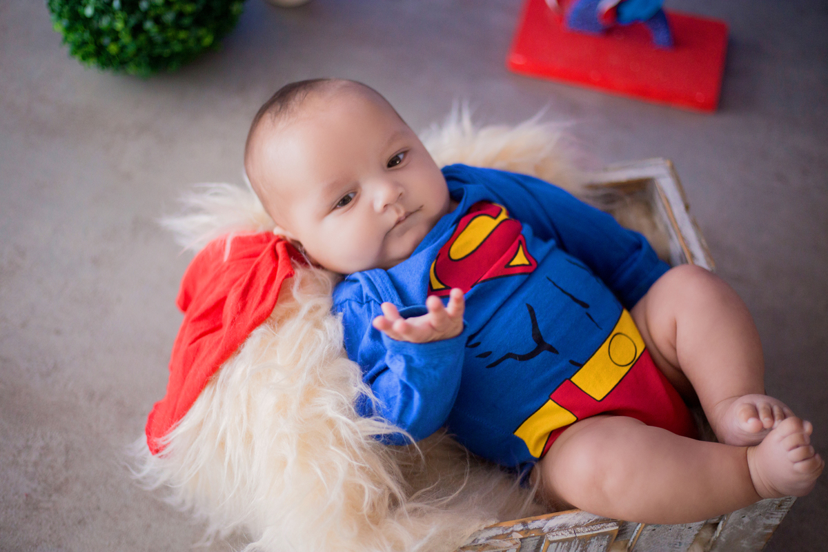 acompanhamento mensal de bebe caxias do sul figurino cenario tematico  personagem foto infantil serra gaucha fotografia familia mundo azul rosa ensaio fotografico crianca newborn baby menino menina smash the cake esmague o bolo banheira superman