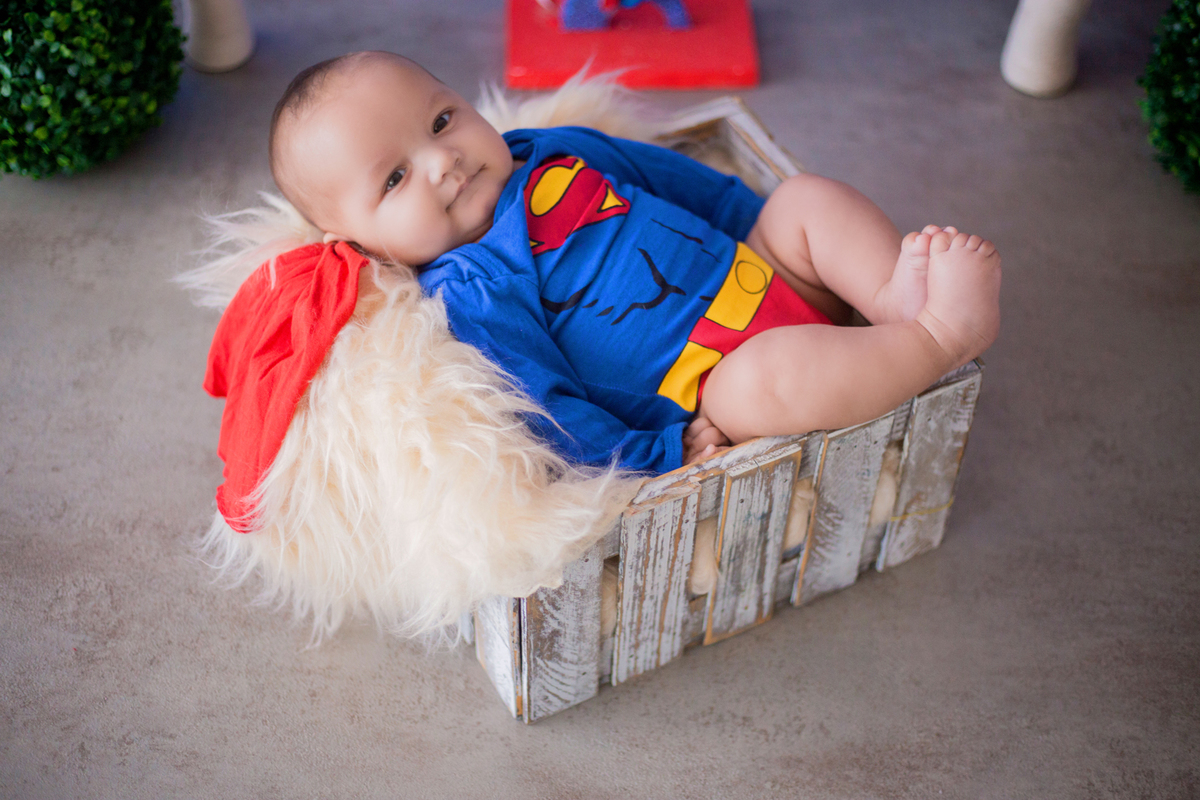 acompanhamento mensal de bebe caxias do sul figurino cenario tematico  personagem foto infantil serra gaucha fotografia familia mundo azul rosa ensaio fotografico crianca newborn baby menino menina smash the cake esmague o bolo banheira superman