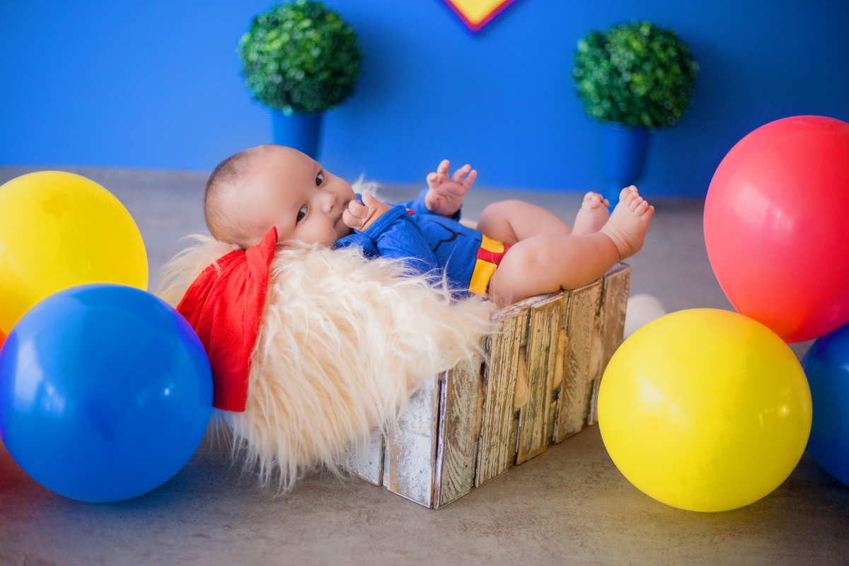 acompanhamento mensal de bebe caxias do sul figurino cenario tematico  personagem foto infantil serra gaucha fotografia familia mundo azul rosa ensaio fotografico crianca newborn baby menino menina smash the cake esmague o bolo banheira superman