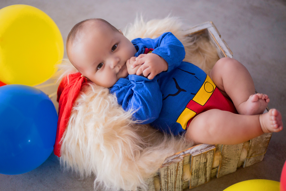acompanhamento mensal de bebe caxias do sul figurino cenario tematico  personagem foto infantil serra gaucha fotografia familia mundo azul rosa ensaio fotografico crianca newborn baby menino menina smash the cake esmague o bolo banheira superman