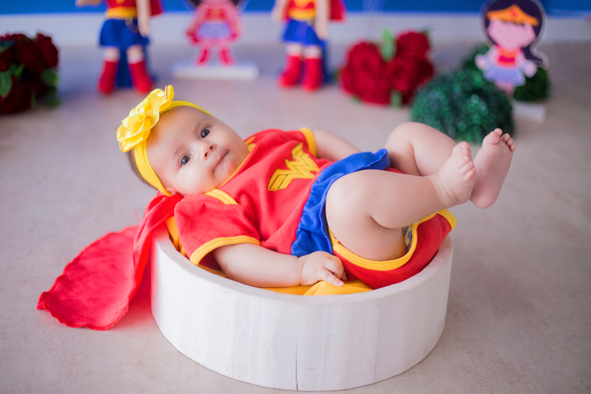 acompanhamento mensal de bebe caxias do sul figurino cenario tematico  personagem foto infantil serra gaucha fotografia familia mundo azul rosa ensaio fotografico crianca newborn baby menino menina smash the cake esmague o bolo banheira mulher maravilha