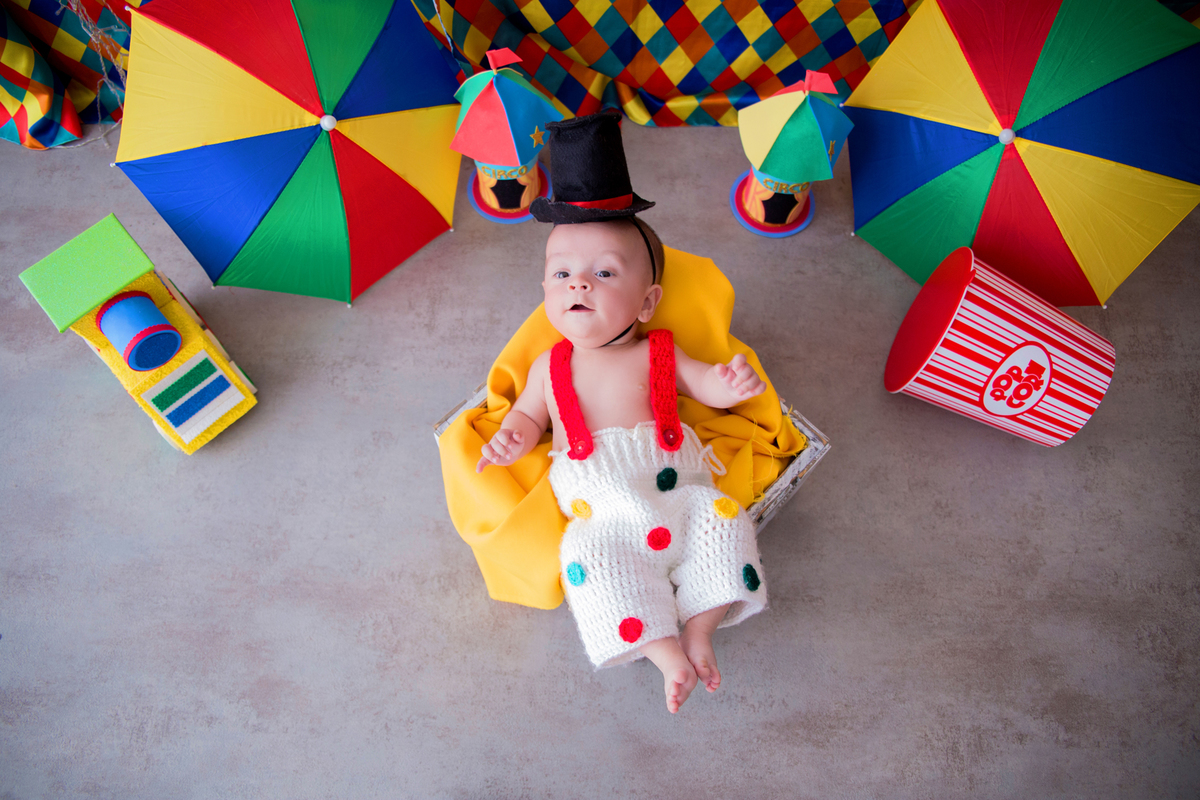 acompanhamento mensal de bebe caxias do sul figurino cenario tematico  personagem foto infantil serra gaucha fotografia familia mundo azul rosa ensaio fotografico crianca newborn baby menino menina smash the cake esmague o bolo banheira circo palhaço