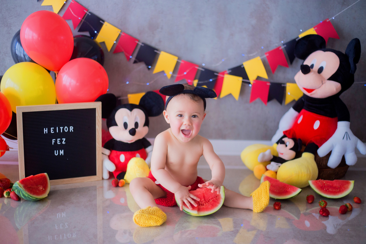 acompanhamento mensal de bebe caxias do sul figurino cenario tematico  personagem foto infantil serra gaucha fotografia familia mundo azul rosa ensaio fotografico crianca newborn baby menino menina smash the cake esmague o bolo banheira mickey