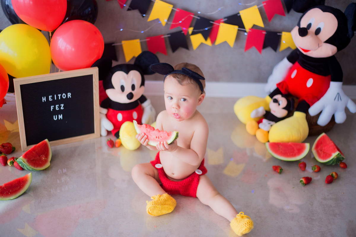 acompanhamento mensal de bebe caxias do sul figurino cenario tematico  personagem foto infantil serra gaucha fotografia familia mundo azul rosa ensaio fotografico crianca newborn baby menino menina smash the cake esmague o bolo banheira mickey