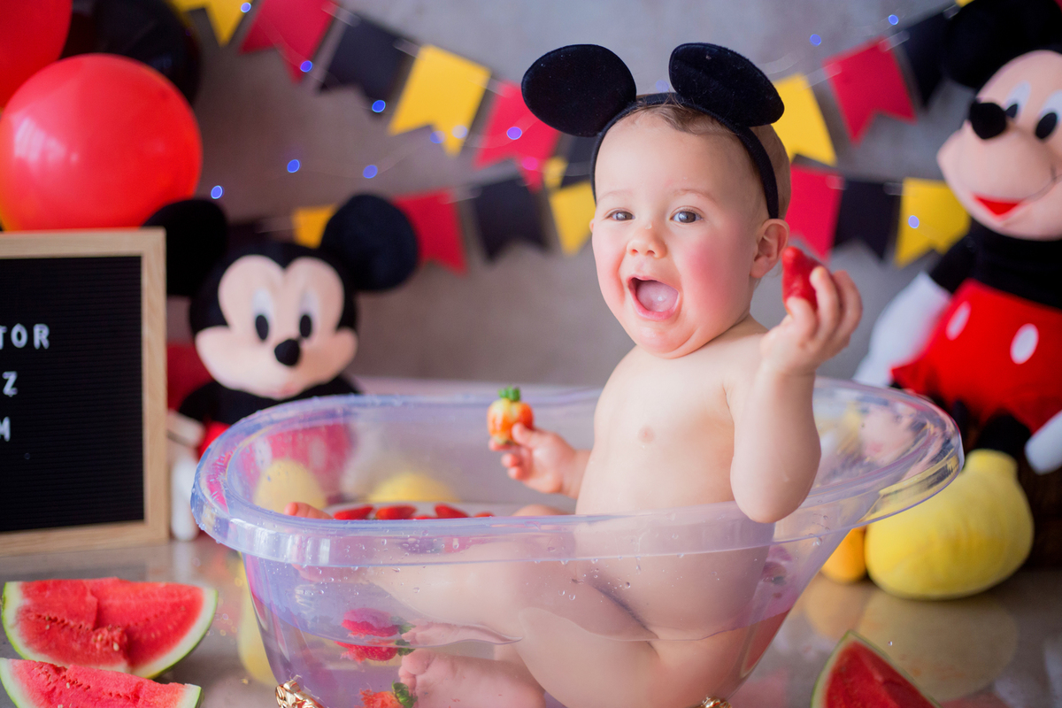 acompanhamento mensal de bebe caxias do sul figurino cenario tematico  personagem foto infantil serra gaucha fotografia familia mundo azul rosa ensaio fotografico crianca newborn baby menino menina smash the cake esmague o bolo banheira mickey