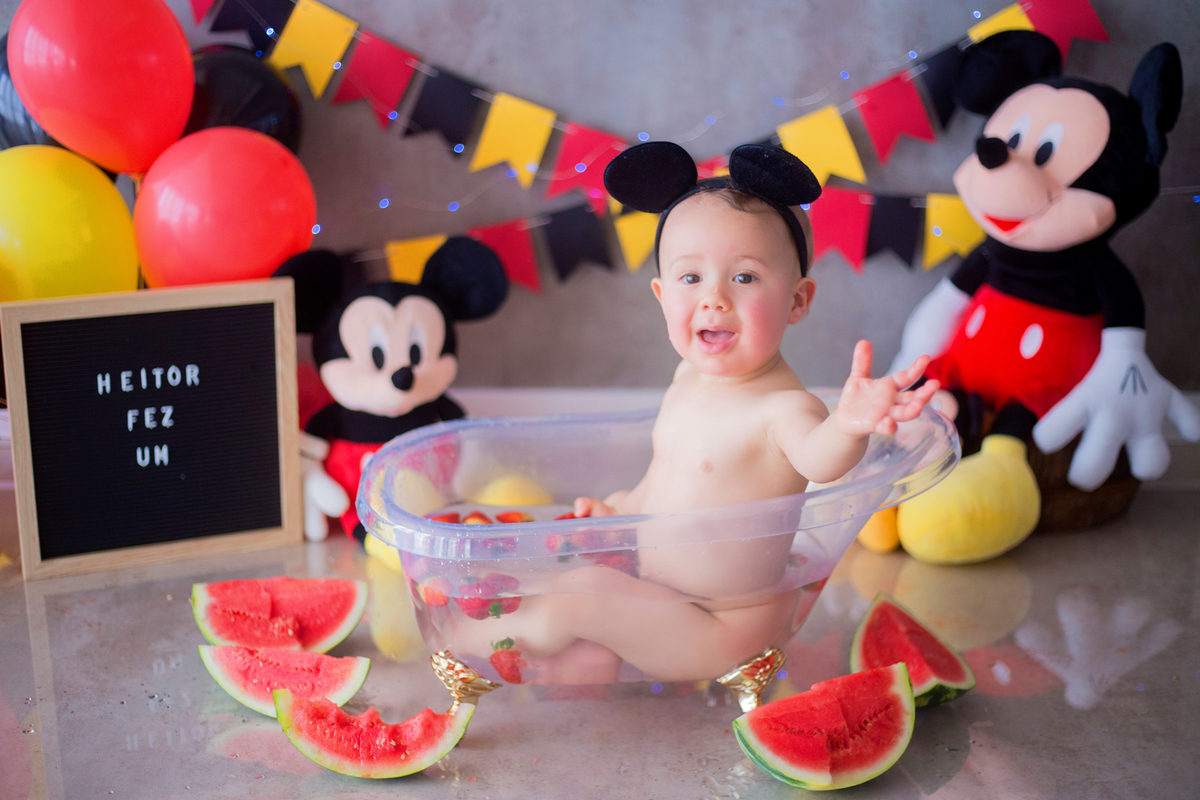 acompanhamento mensal de bebe caxias do sul figurino cenario tematico  personagem foto infantil serra gaucha fotografia familia mundo azul rosa ensaio fotografico crianca newborn baby menino menina smash the cake esmague o bolo banheira mickey