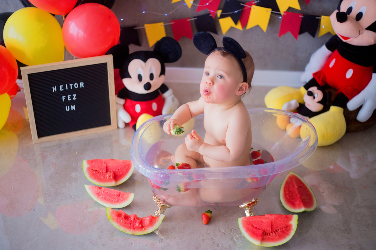 acompanhamento mensal de bebe caxias do sul figurino cenario tematico  personagem foto infantil serra gaucha fotografia familia mundo azul rosa ensaio fotografico crianca newborn baby menino menina smash the cake esmague o bolo banheira mickey