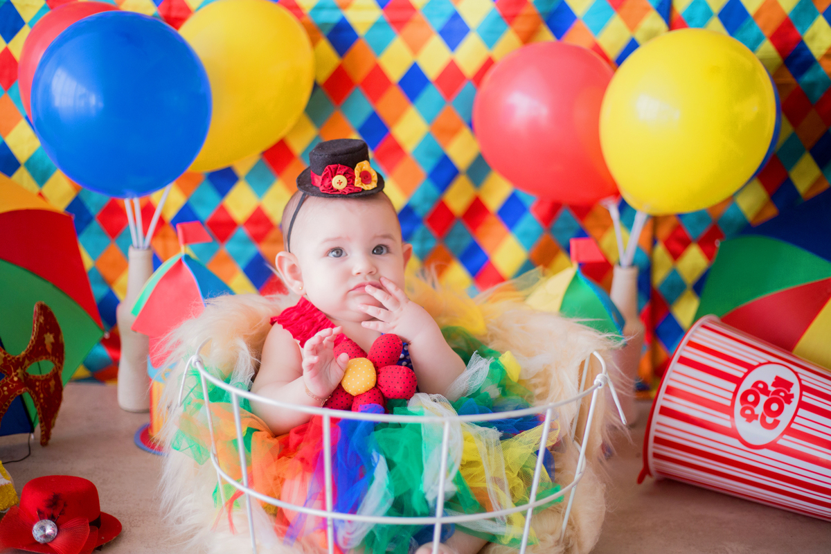 acompanhamento mensal de bebe caxias do sul figurino cenario tematico  personagem foto infantil serra gaucha fotografia familia mundo azul rosa ensaio fotografico crianca newborn baby menino menina smash the cake esmague o bolo banheira circo palhaço
