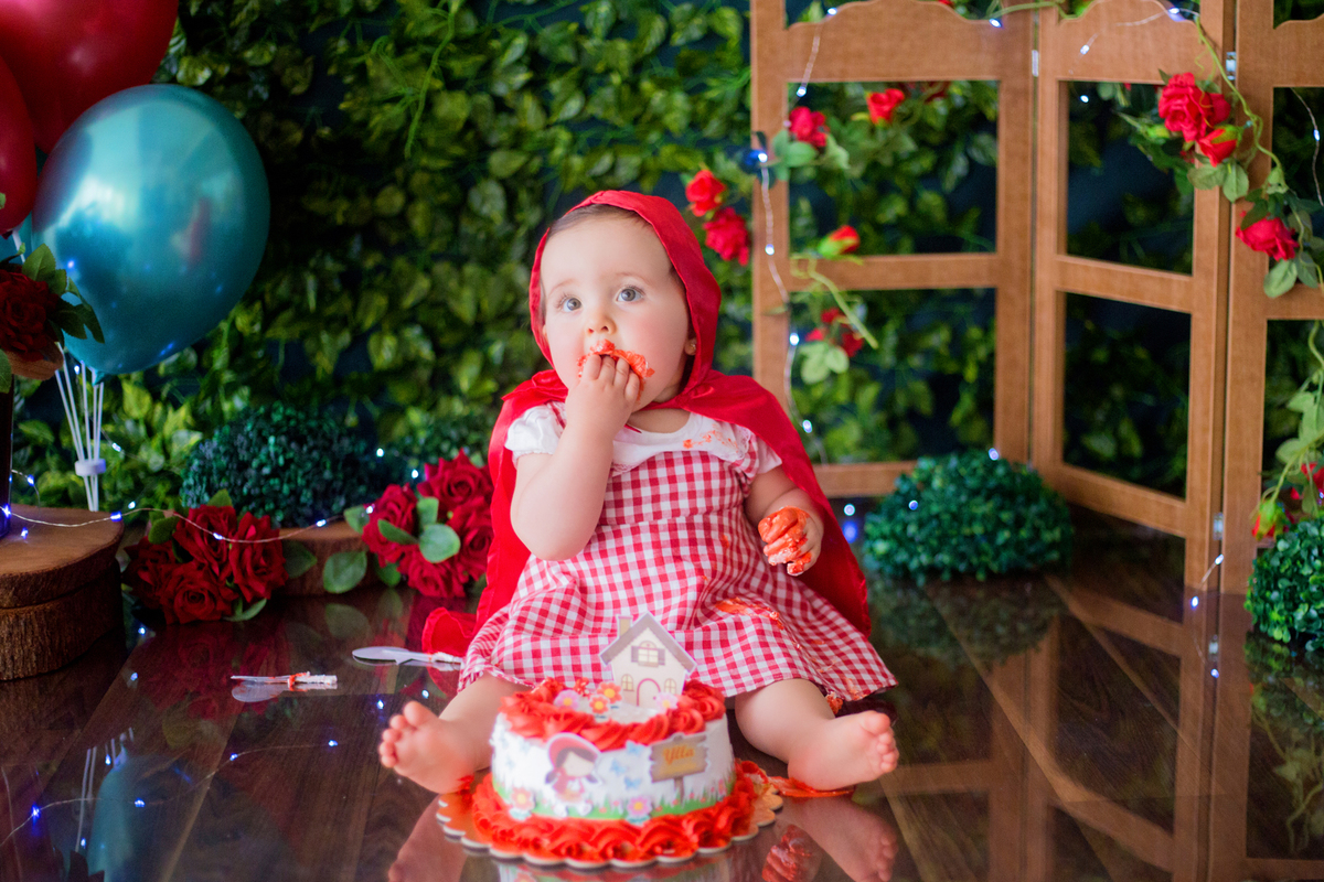 acompanhamento mensal de bebe caxias do sul figurino cenario tematico  personagem foto infantil serra gaucha fotografia familia mundo azul rosa ensaio fotografico crianca newborn baby menino menina smash the cake esmague o bolo banheira chapéuzinho vermel