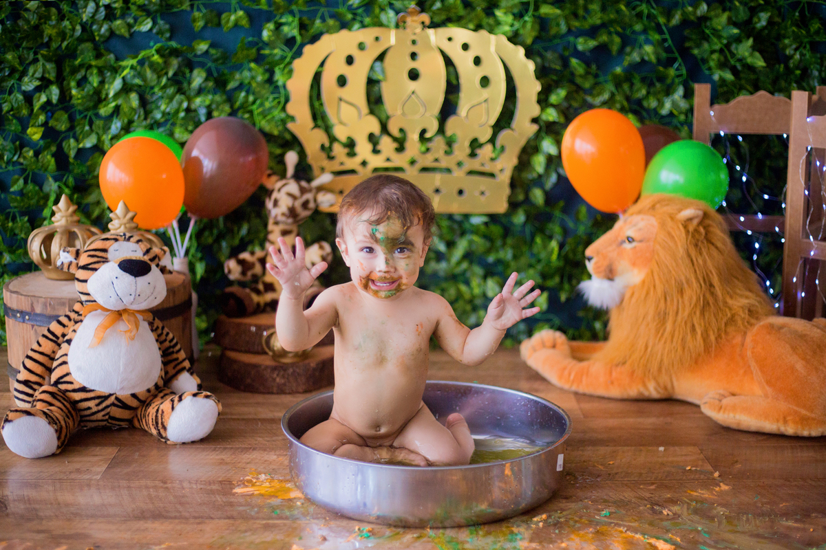 acompanhamento mensal de bebe caxias do sul figurino cenario tematico  personagem foto infantil serra gaucha fotografia familia mundo azul rosa ensaio fotografico crianca newborn baby menino menina smash the cake esmague o bolo banheira rei arthur