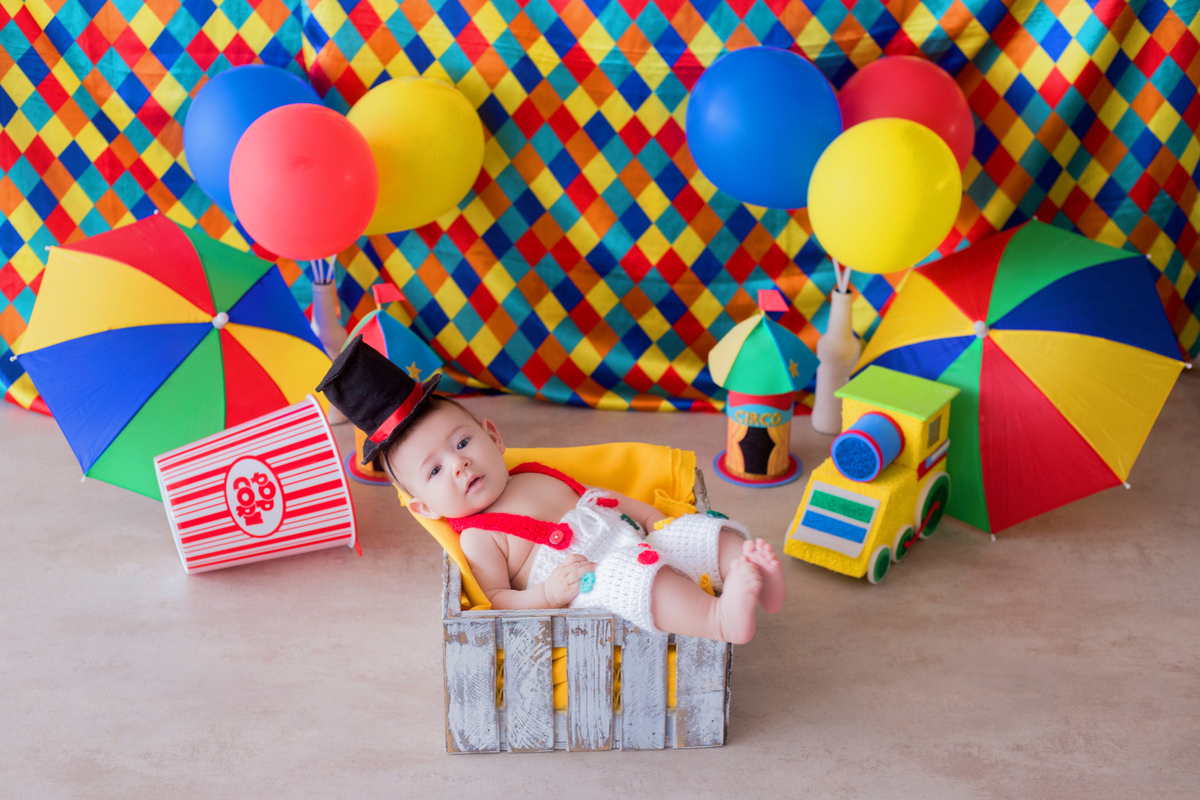 acompanhamento mensal de bebe caxias do sul figurino cenario tematico  personagem foto infantil serra gaucha fotografia familia mundo azul rosa ensaio fotografico crianca newborn baby menino menina smash the cake esmague o bolo banheira circo palhaço