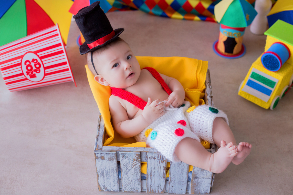acompanhamento mensal de bebe caxias do sul figurino cenario tematico  personagem foto infantil serra gaucha fotografia familia mundo azul rosa ensaio fotografico crianca newborn baby menino menina smash the cake esmague o bolo banheira circo palhaço