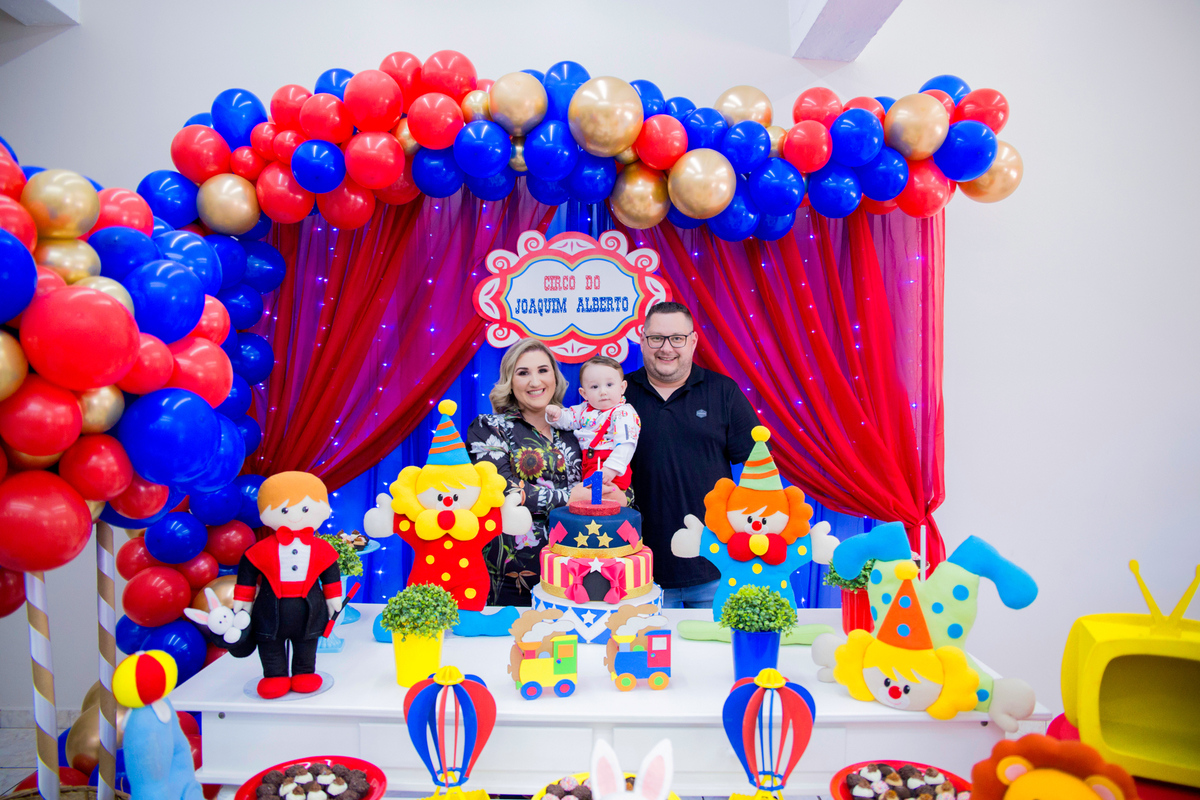 acompanhamento mensal de bebe caxias do sul figurino cenario tematico  personagem foto infantil serra gaucha fotografia familia mundo azul rosa ensaio fotografico crianca newborn baby menino menina smash the cake esmague o bolo banheira urso circo