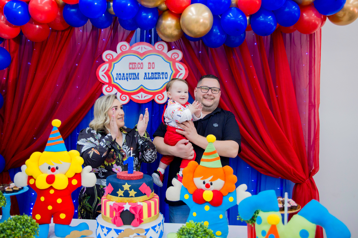 acompanhamento mensal de bebe caxias do sul figurino cenario tematico  personagem foto infantil serra gaucha fotografia familia mundo azul rosa ensaio fotografico crianca newborn baby menino menina smash the cake esmague o bolo banheira urso circo