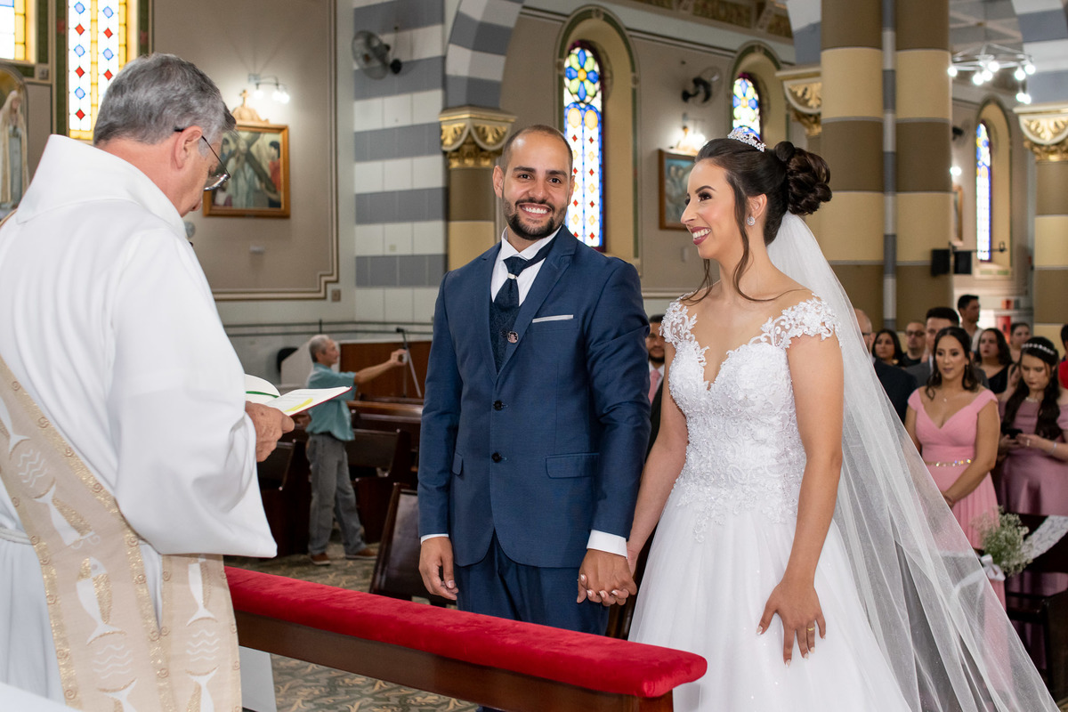 Cerimônia de casamento, vestido de noiva. terno do noivo. casamento na igreja. fotos de casamento. Casamento igreja católica. Paroquia nossa senhora da conceição, vila arens Jundiai 